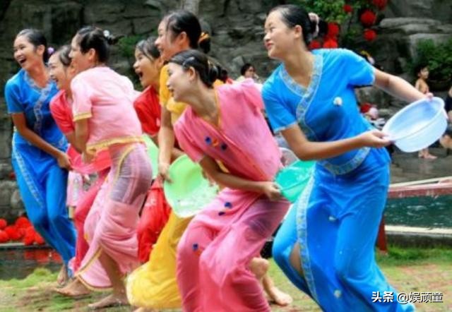 “升级版”泼水节，任嘉伦、许魏洲手拿水管，