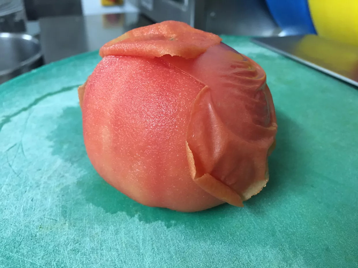 面点师教您巧去西红柿皮,轻松又快捷,赶快试试吧!-第1张图片-农百科 面点师教您巧去西红柿皮,轻松又快捷,赶快试试吧!-第1张图片-农百科