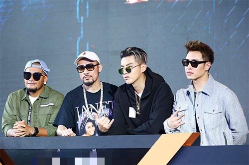 歌手热狗千万豪宅曝光，一把椅子高达20万，娃娃机搬回家给女儿