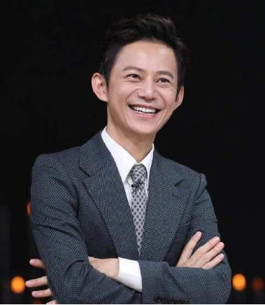 她是倪萍的接班人许戈辉，本前途一片光明，为