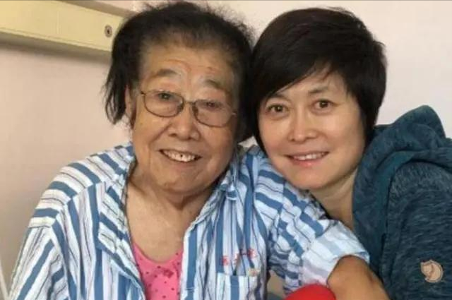 “国民大姐”敬一丹：嫁亿万富商，结婚40年，女