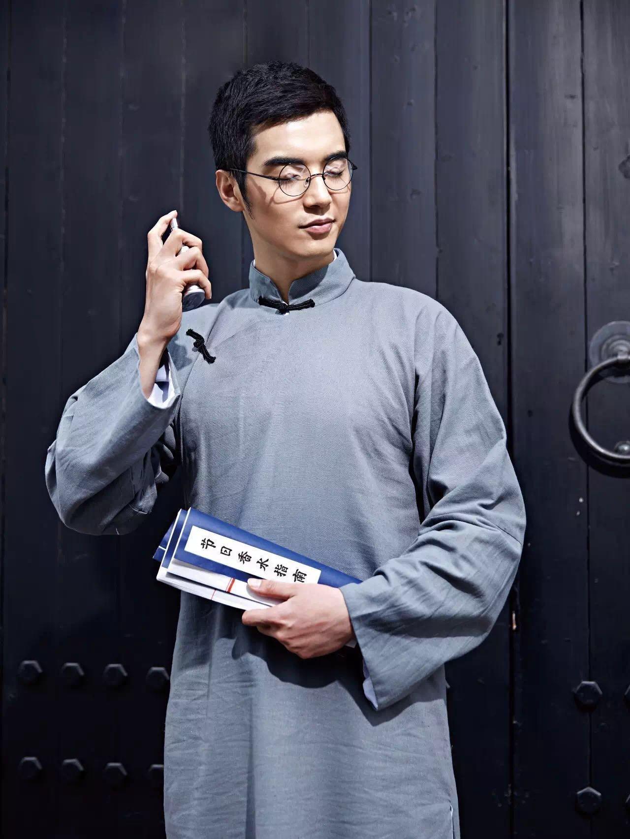 他因《爱情公寓》而出名，曾客串过《美国队长