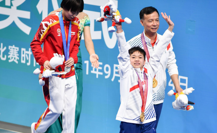 官媒称赞全红婵：石缝里的草，被世界偏爱！花1年时间练1个动作