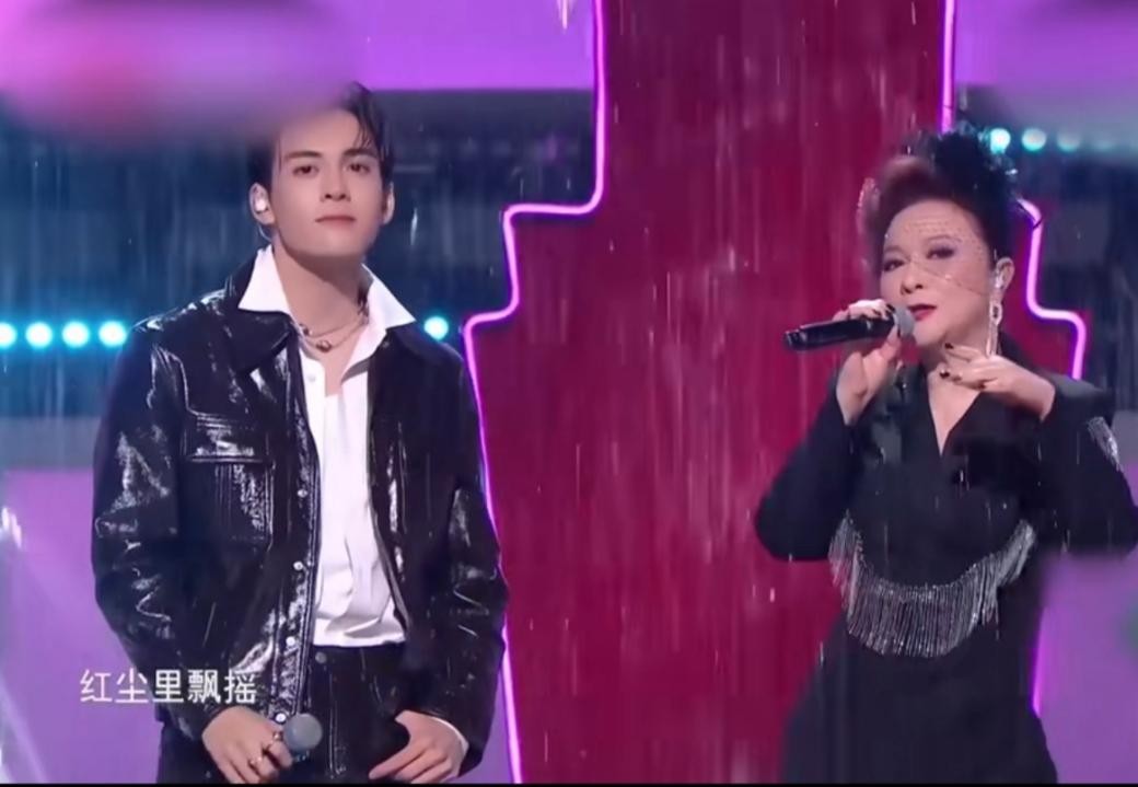 62岁倪萍与蔡明同框，颈纹稍显老态但气质超优雅，姐妹互动太有爱