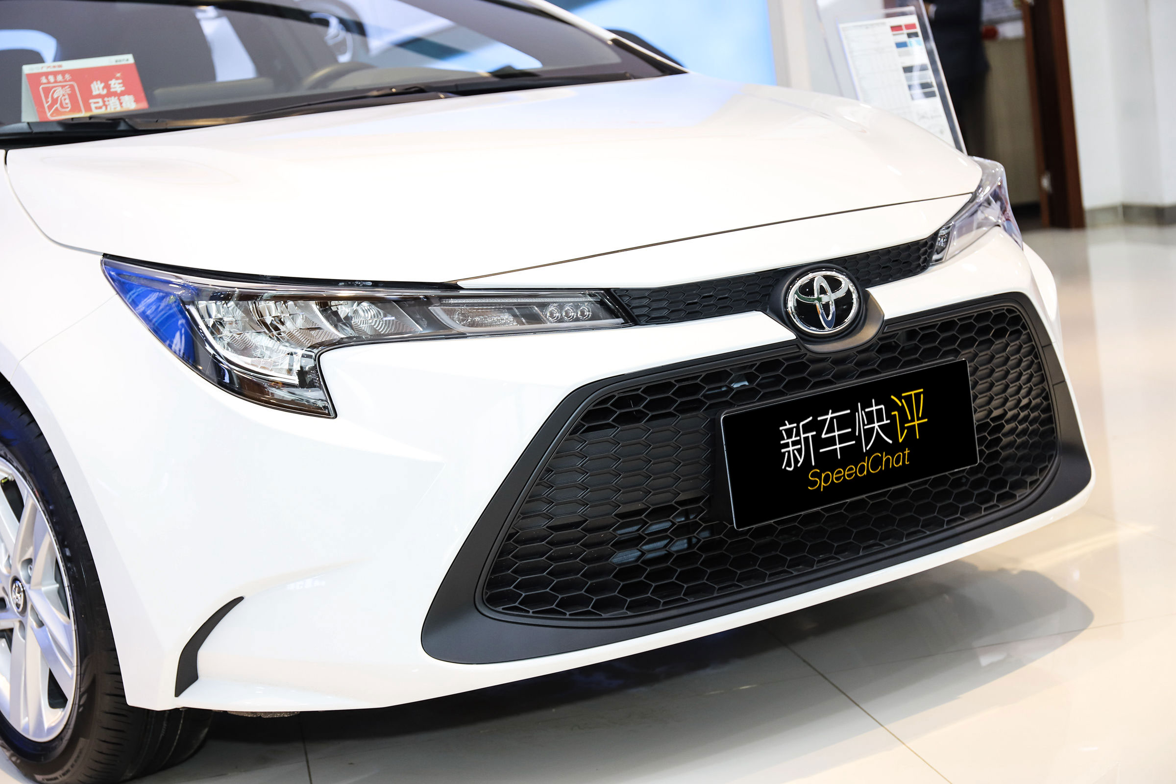 所以此次2021款雷凌就用上了更为宽大的前后保险杠,中网也大多以黑色