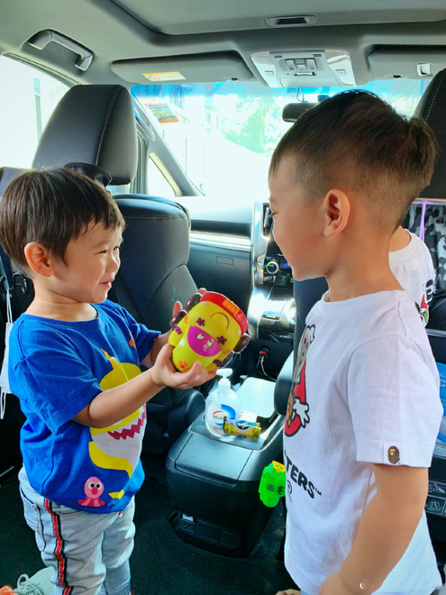 胡杏儿老公晒仨儿子时隔三个月团聚，奕霆奕霖争相亲吻弟弟超有爱