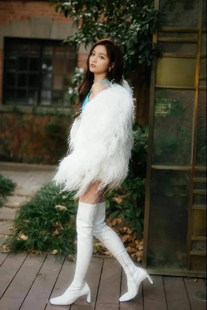 人间尤物张雨绮，怎么把10w的迪奥穿成3块8包邮的