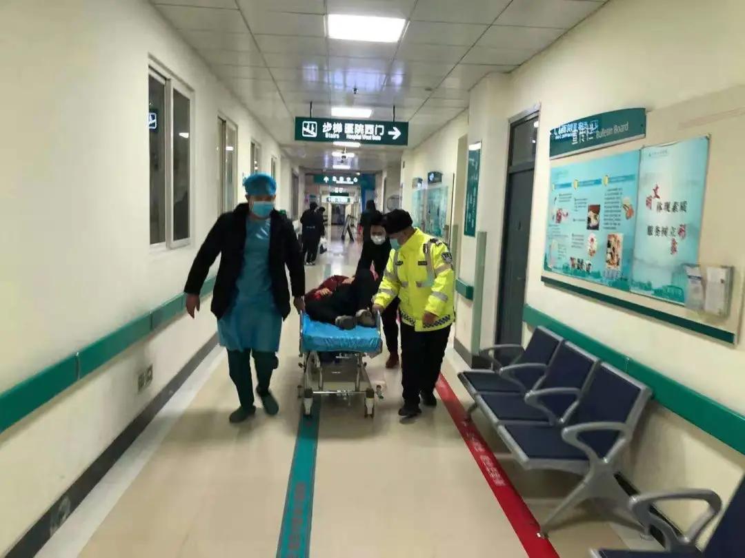 临沂警医爱心接力：临沂一孕妇电梯生产母女平安