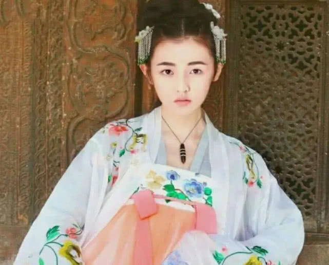 张子枫：我不适合古装，导演：试试嘛，看清后：没有男演员能配上