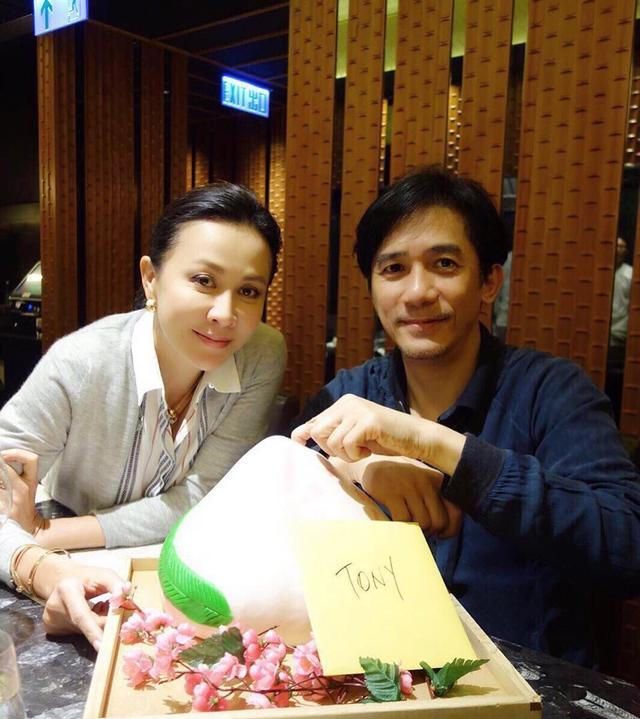 55岁刘嘉玲身材超好，穿吊带裙秀惹火身材，叉腰