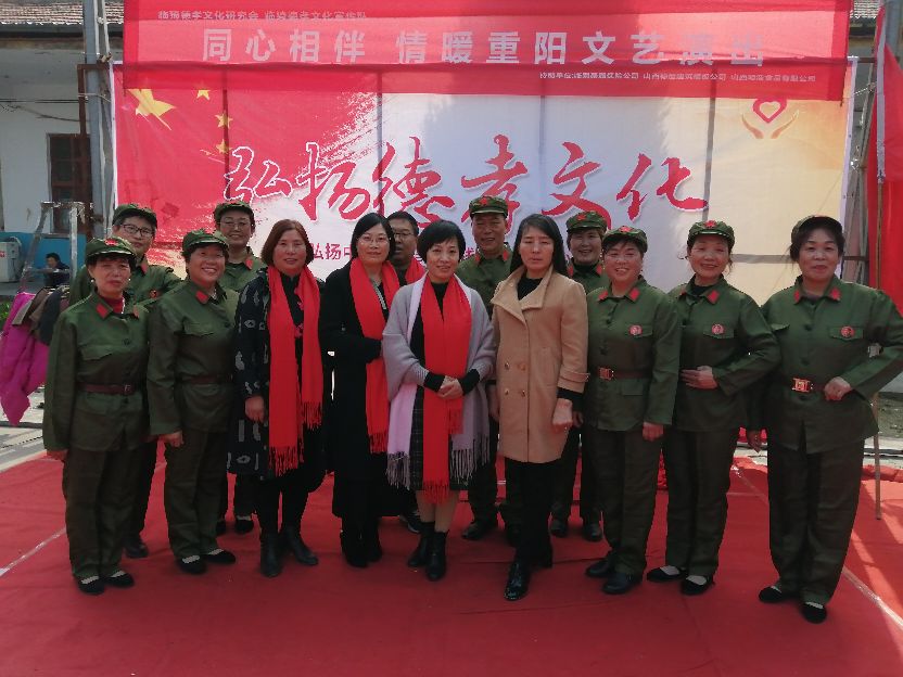 一大群老头老太太疯狂，笑疯了一群老寿星——你瞧捂着肚子咧嘴笑