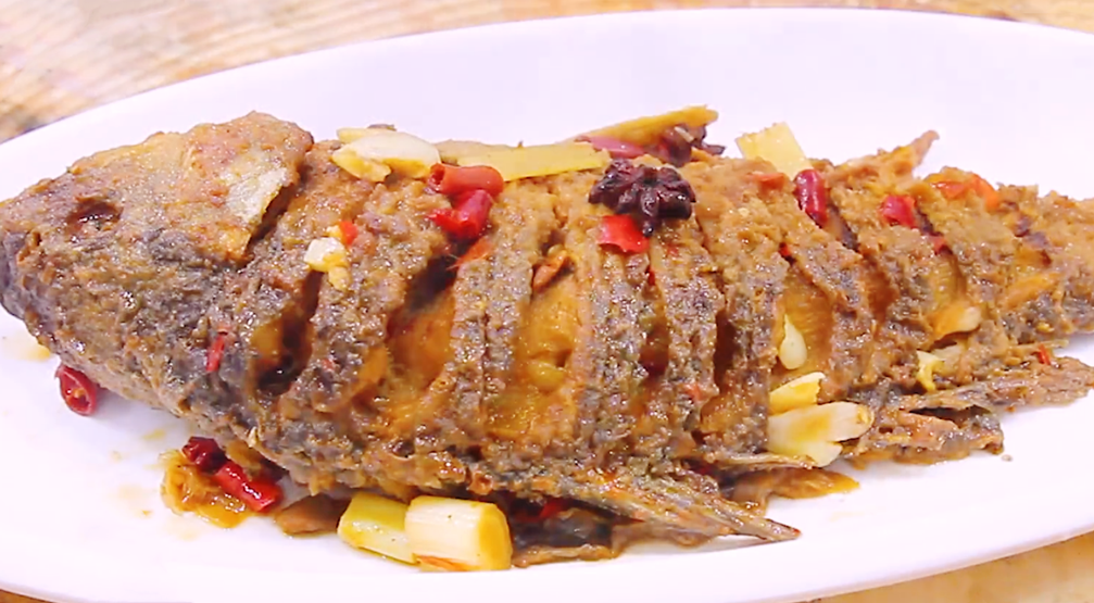 The home-cooked method of braised fish, the fish meat is fresh and tasty, it is greedy and eats again, and there is no soup left in the pot.