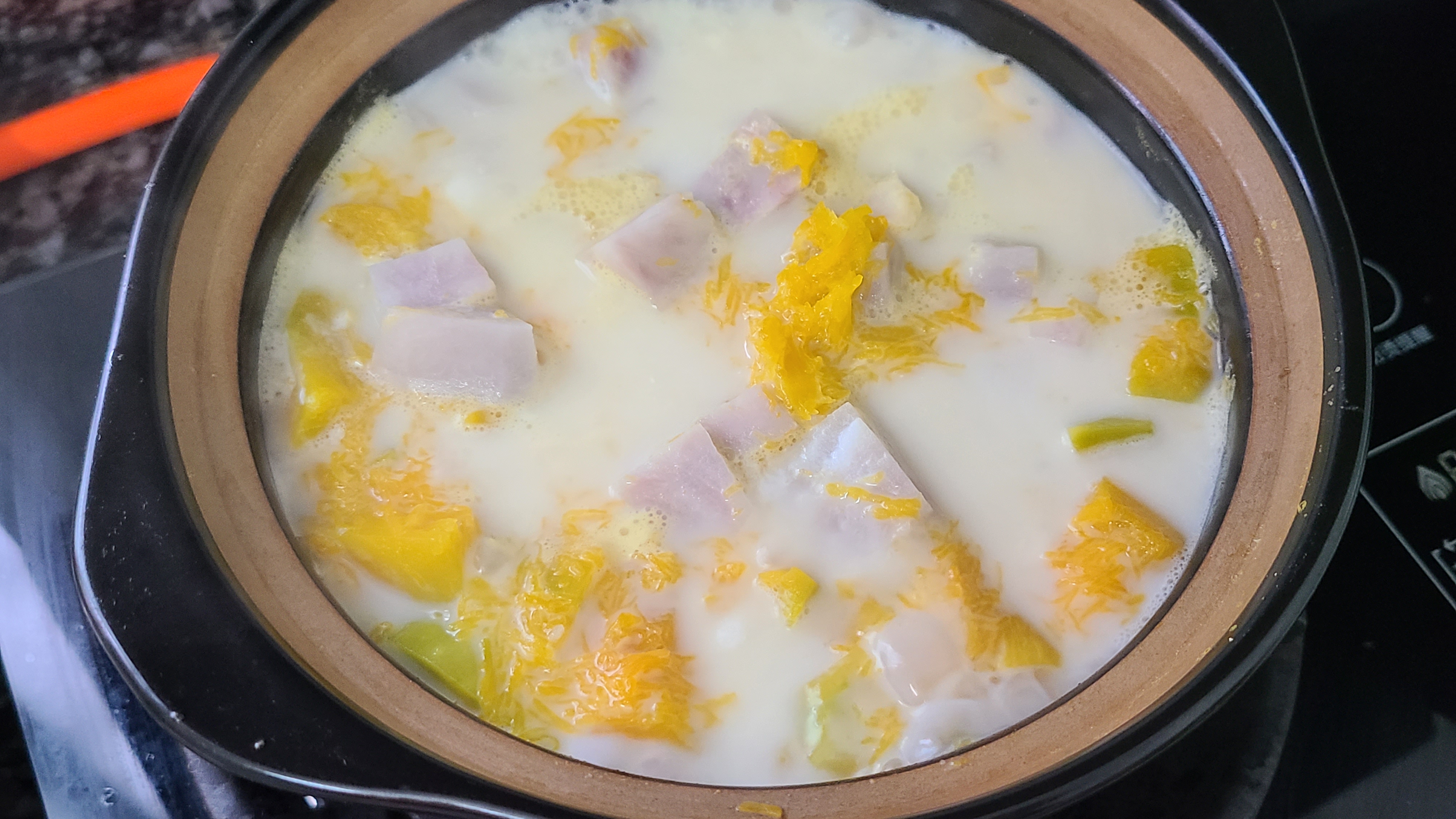 天氣越來越熱，教你一道廣東很好吃的南瓜香芋煲，又濃又香