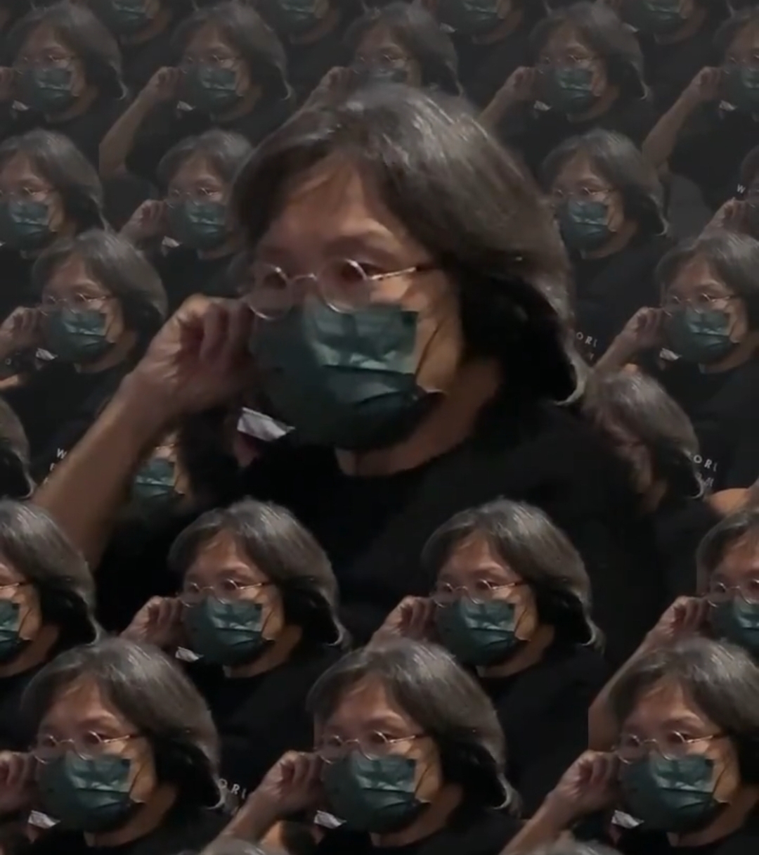 吴君如晒夫妻合影罕见秀恩爱，幽默吐槽陈可辛探班是为蹭剧组盒饭