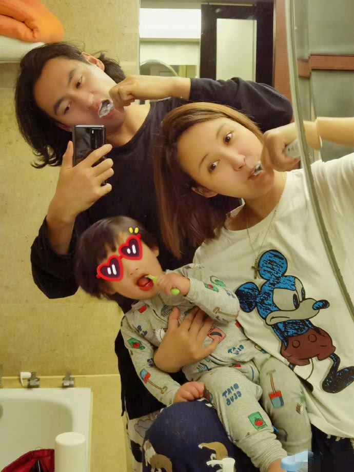 张歆艺晒全家福庆结婚四周年，一家三口同框刷