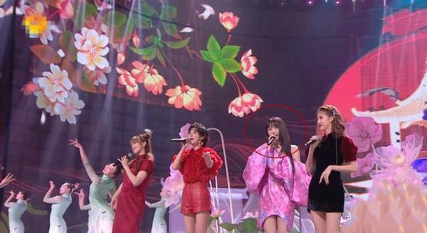 To turn over of mango stage evening party? Professional singer Huang Ling is sung by doubt holiday, li Fei right not able to read aloud fluently still laugh