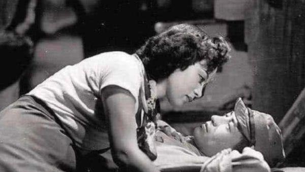 丈夫抗日战死，妻子却投靠日本军官，还将15岁女