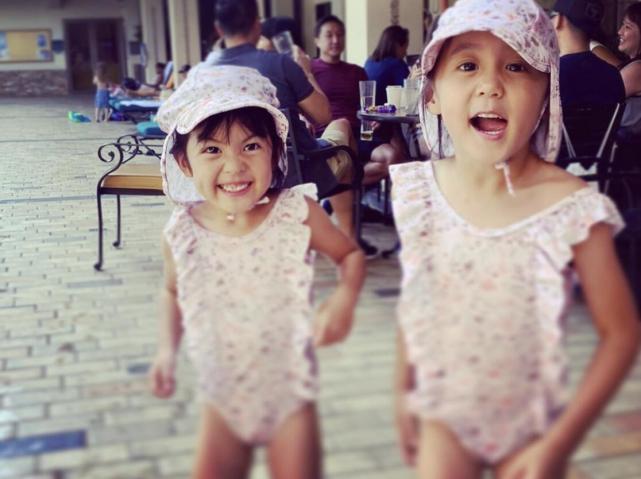 修杰楷带仨女儿玩，父女四人游泳，搞怪自拍，贾静雯忙因工作缺席