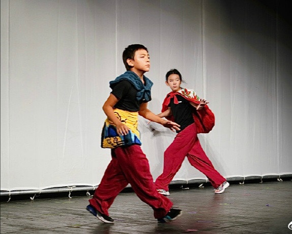 劉愷威生日派對邀請劉燁一家，諾一長大不少，有男人味兒了