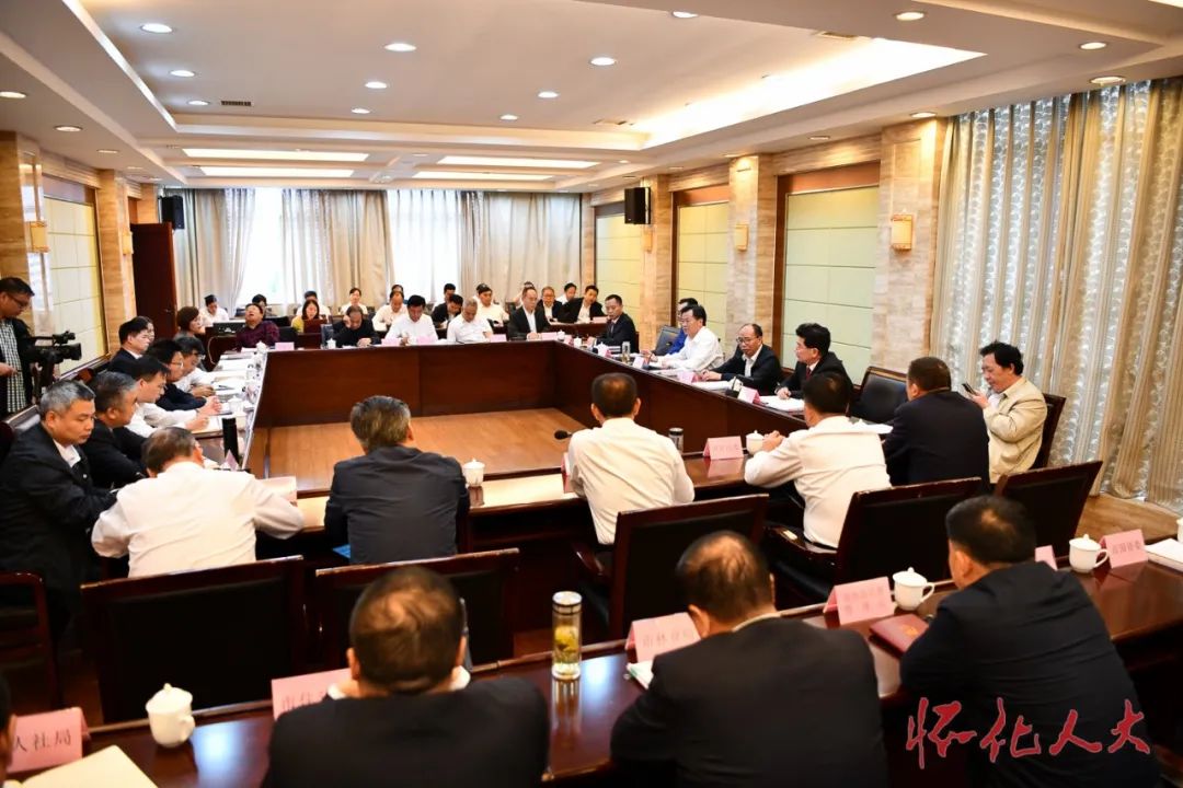 ​市五届人大常委会举行第三十七次会议第一次全体会议对市教育局等7个单位开展专题询问