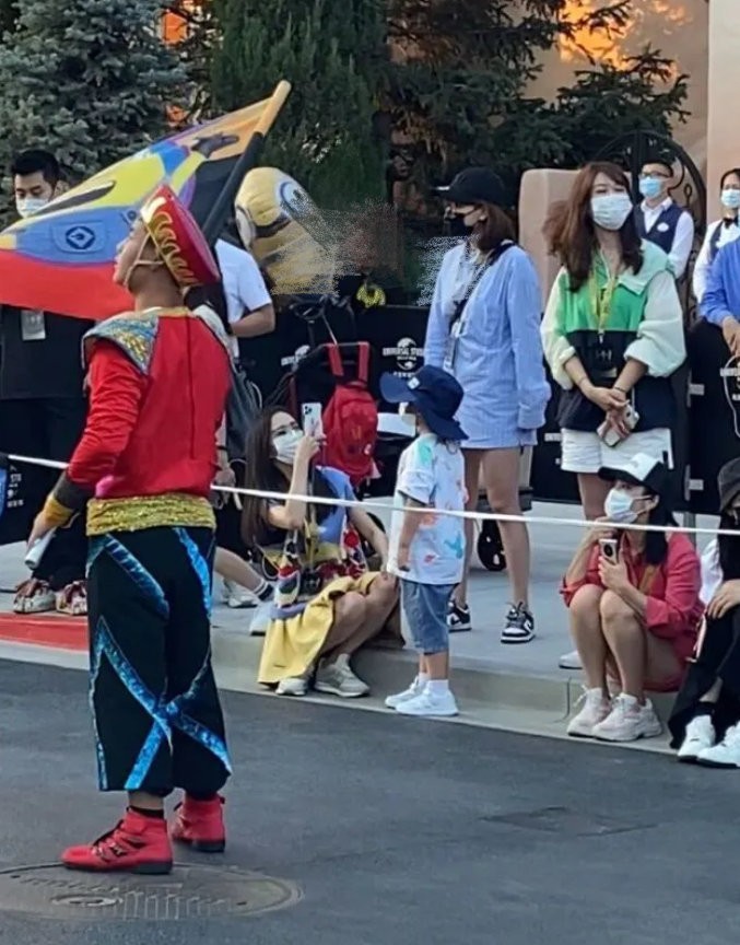 陈思诚佟丽娅离婚后首同框，两人带儿子游玩，表情冷漠没太多互动