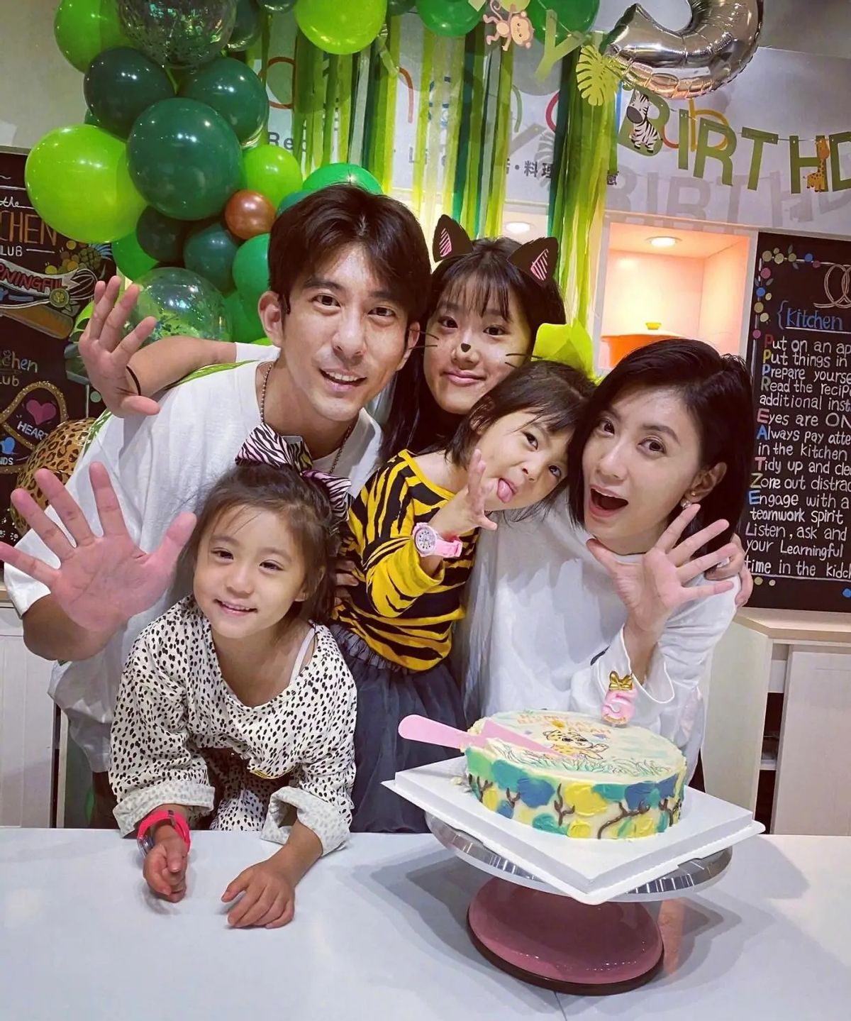 贾静雯大女儿庆16岁生日！被父亲和继母左右亲吻，一家三口好温馨