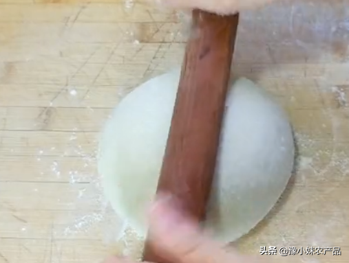 铁棍山药+鸡蛋做成小面食，内里绵软表皮香脆，香喷喷像小面包