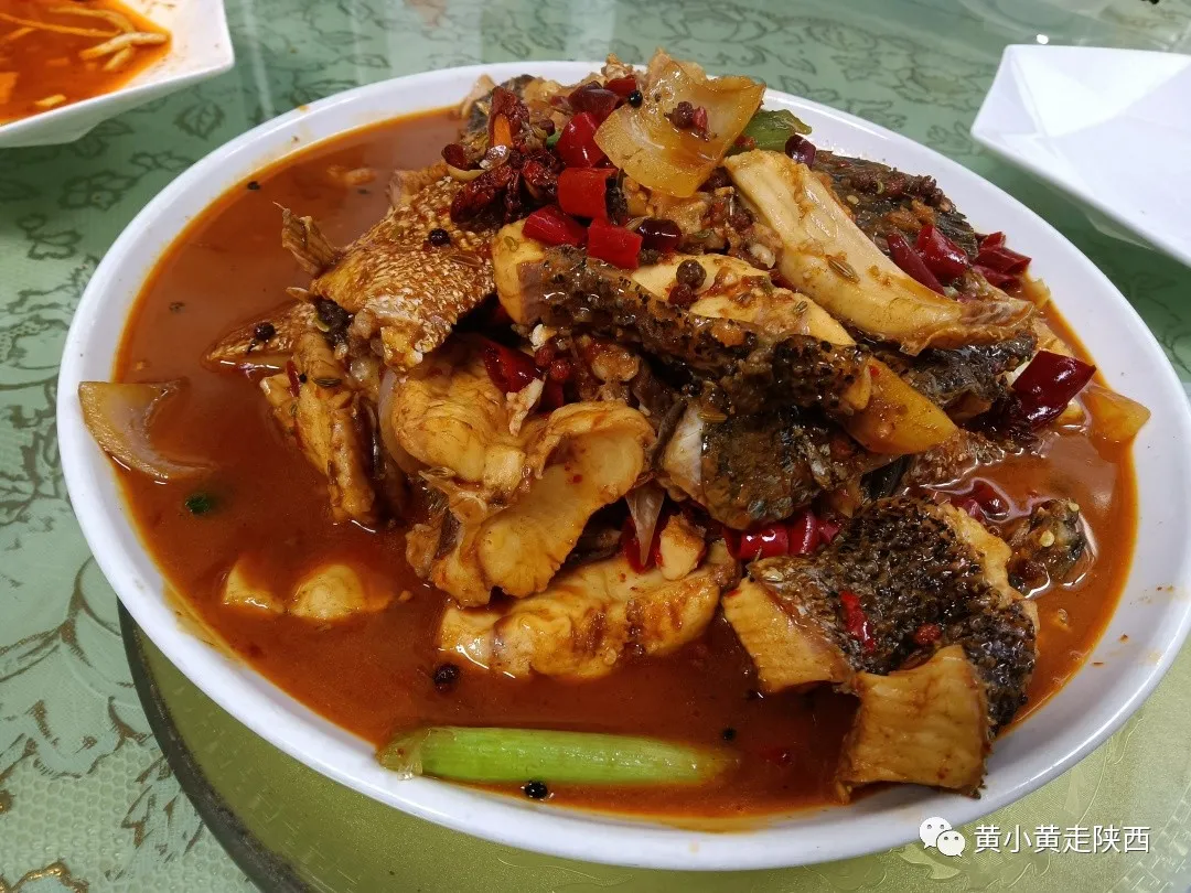 陜西這個(gè)大牌度假區(qū)很不錯(cuò),！美食很多消費(fèi)低，最低30元就能住一晚