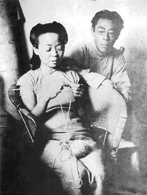 Wen Yiduo's "Red Candle" not only praises the red candle, but also reveals the cognitive process of people