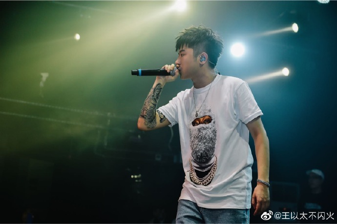 歌手王以太官宣结婚 妻子真实身份曝光颜值神似韩剧女主|歌手|王以太