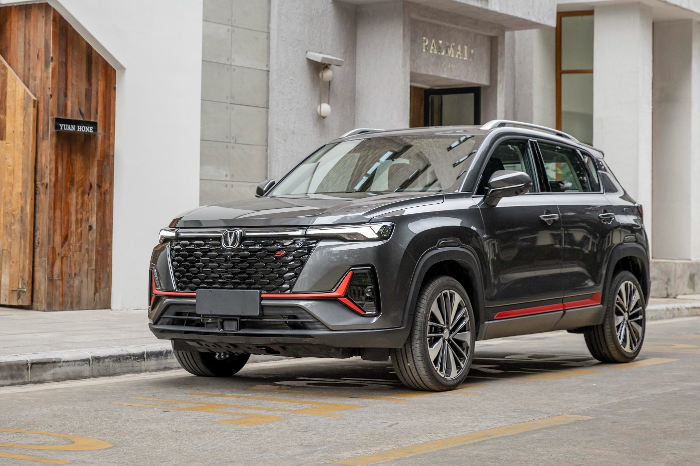 日前,这款小型suv迎来了更新,新款长安cs35 plus正式亮相,新车将于3