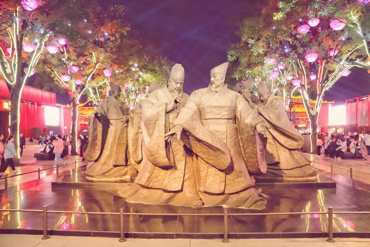 What camera lens falls is big the Tang Dynasty not nocturnal city, xi'an is the most beautiful night scene, come here if suddenly passes through days