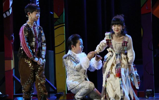 陆毅女儿再以京剧扮相出镜，贝儿造型超亮眼，举手投足尽显专业范