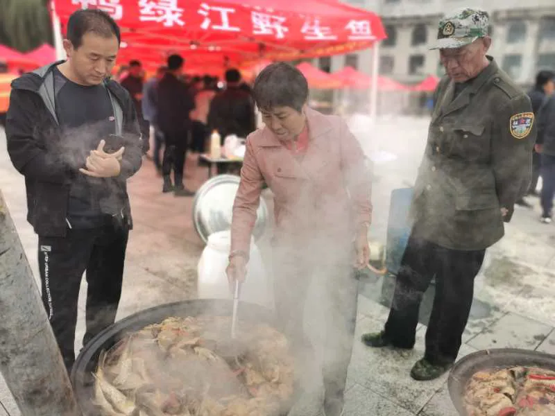 浑江区赶扶贫大集 为脱贫助力