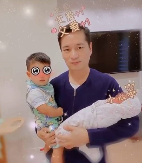 安以轩高调晒全家福，她戴着大钻戒与陈荣炼秀恩爱，儿女罕见出镜
