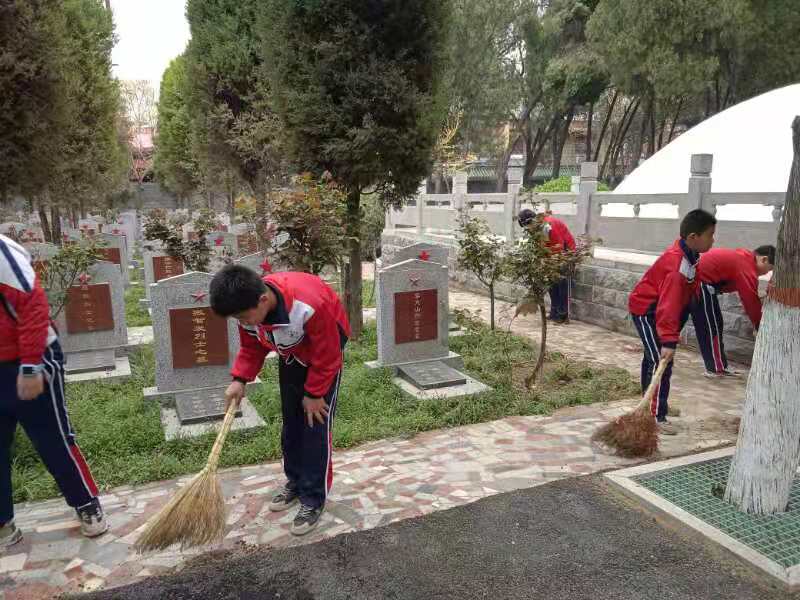 邯郸魏县第二小学的少先队员走进烈士陵园缅怀革命先烈