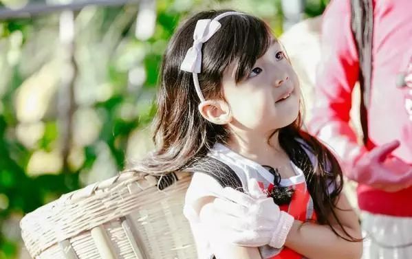 软萌公主小泡芙长大了，如今7岁，身材修长一双大长腿实力吸睛