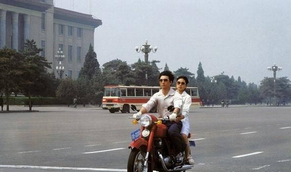 1983年中國珍貴曆史老照片，矜持的男女關係，拉風的警察叔叔
