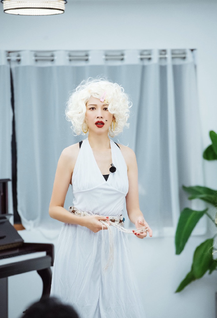 蔡少芬cos玛丽莲梦露，风情万种，强吻张晋留唇印画风搞笑