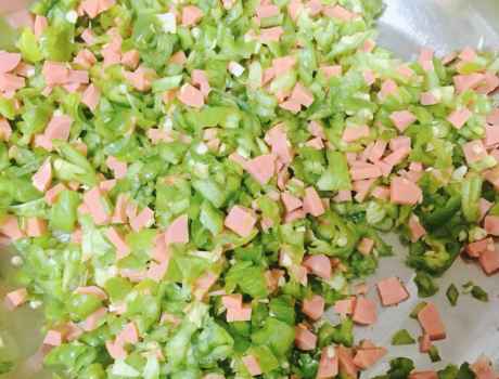 图片[4]-青椒火腿肠包子的做法步骤图 被称“蔬菜中的维C王”入馅做包-起舞食谱网