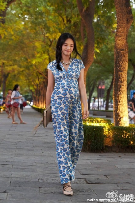 潘粤明黄磊挺啤酒肚失去下颌线，纵观同辈女演员，这反差太大了