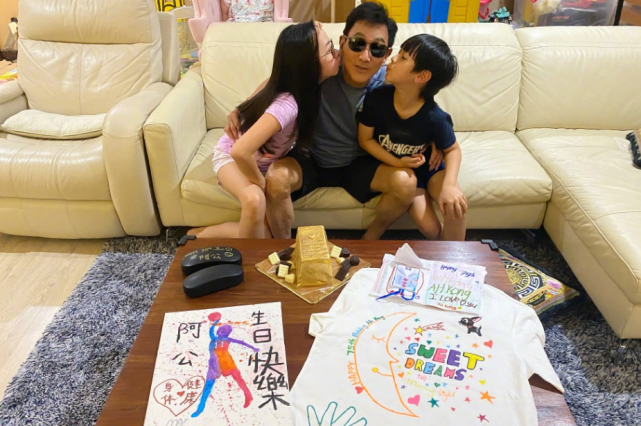 吴尊夫妇被偶遇，林丽吟长发披肩轻托下巴超女神，与老公恩爱十足