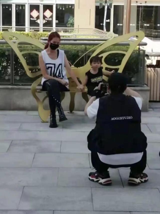 蔡少芬带三个孩子逛街被偶遇，不见张晋在身边，两位保姆贴身跟随