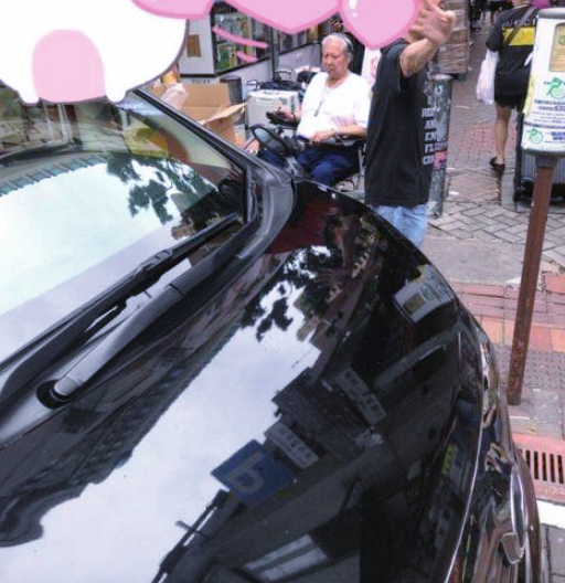 69歲洪金寶與兒孫同框，身材乾癟頸紋明顯，因賣力拍戲坐上輪椅