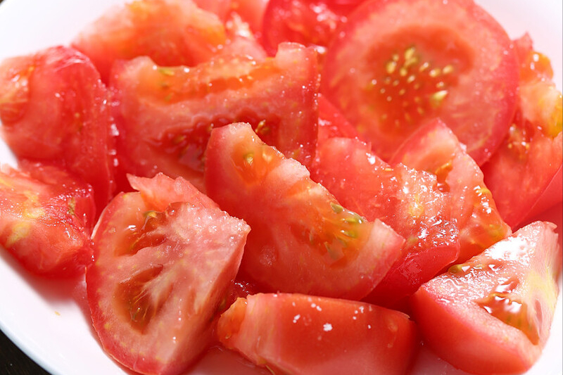 夏天凉拌西红柿，别只会放糖，大厨教你多加1样，更香甜更多汁