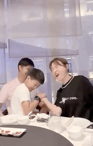 叶一茜掰手腕不敌儿子，森碟却一秒钟KO弟弟小亮仔，彰显惊人臂力