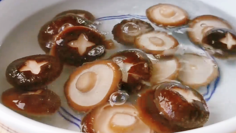 秋天要多吃鸡肉，不用烧不油炸，鲜香嫩滑又营养，孩子每次都光盘