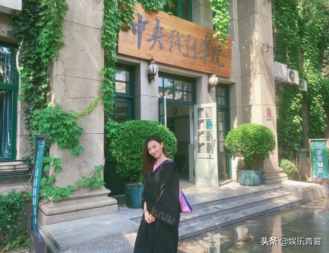闫妮女儿邹元清越长越美，中戏刚毕业，就参加《演员请就位》