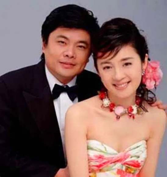 一婚嫁蒋虎未育，二婚嫁刚强高龄生子，主持人春妮的人生刚刚好