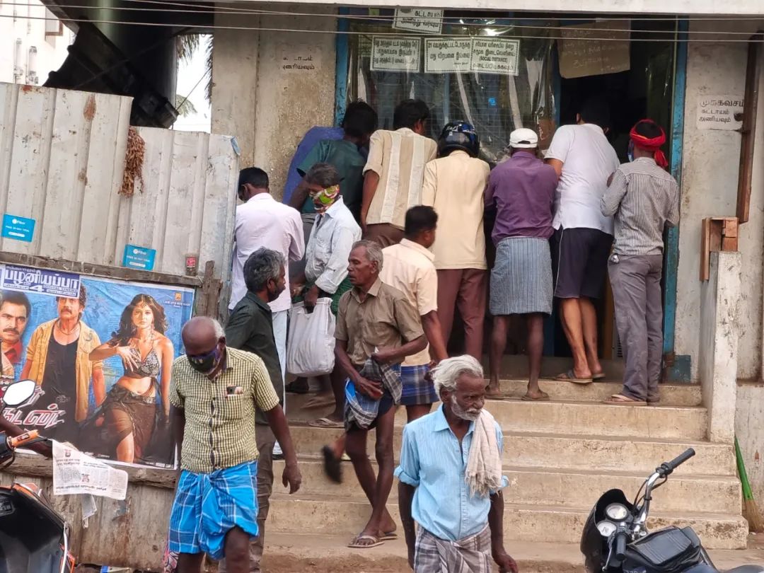 一位上海奶爸经历的印度疫情大爆发:几个人架在一起烧,烧完每个家属